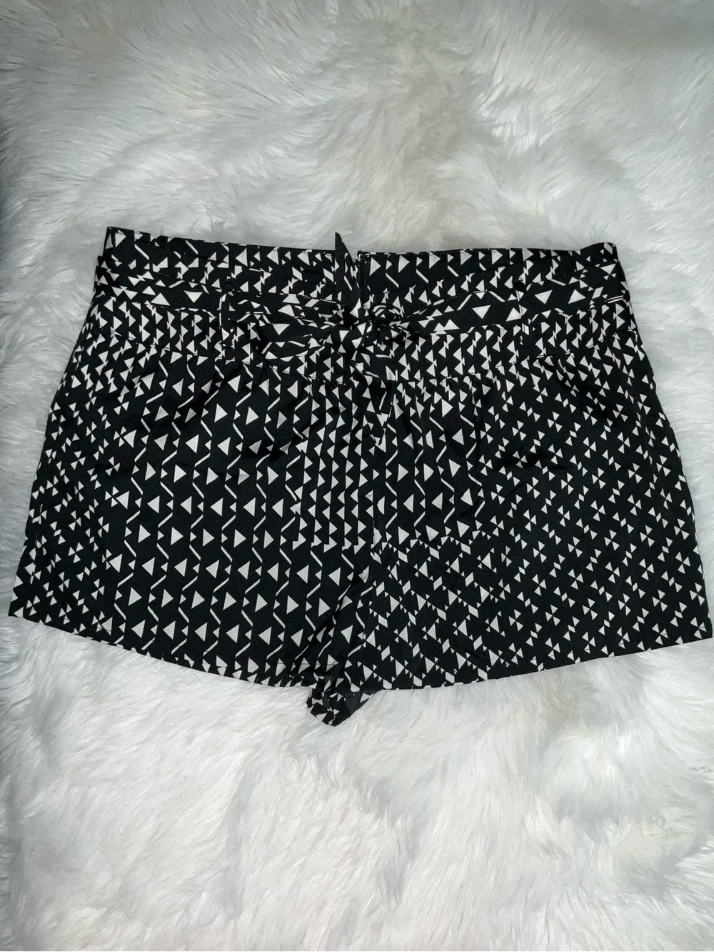 Black & White Geometric Tie-Waist Women’s Shorts